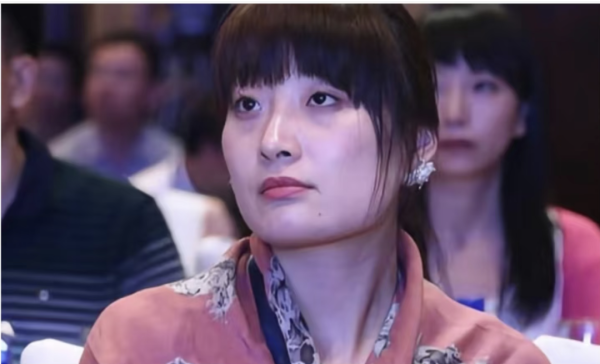 大资本 29岁还有厚重刘海的宗馥莉就如此“可怕”了？这个想法太超前了，说实话“娃哈哈”哪天没了，我都信她照样能搞起来一个新的品牌